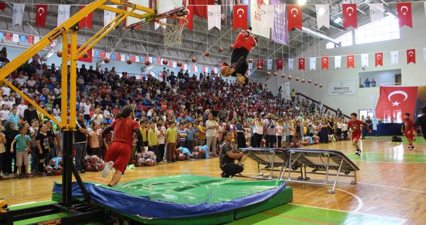 İzmit Atatürk Kapalı Spor Salonu Top Dağıtımı Etkiniği